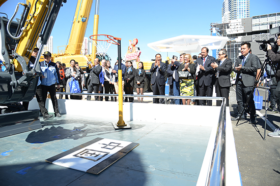 徐工XE35U液壓挖掘機現場揮毫潑墨、投籃表演，成為展場上的“閃亮明星”
